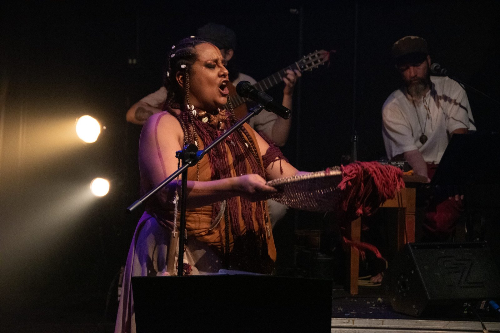 Fotografia colorida de SP Música: Show "Cantos D’alma Negra Entre Sonhos Samba e Lutas" de Tâmara David e Falange Cabocla na Roosvelt