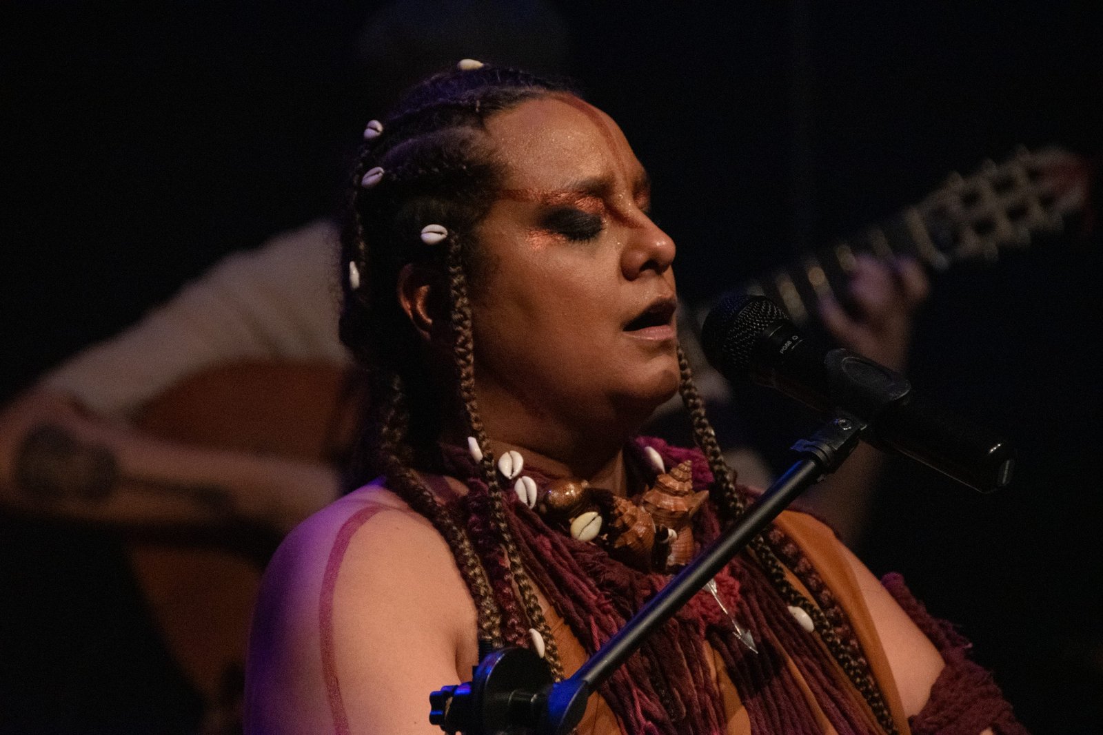 Fotografia colorida de SP Música: Show "Cantos D’alma Negra Entre Sonhos Samba e Lutas" de Tâmara David e Falange Cabocla na Roosvelt
