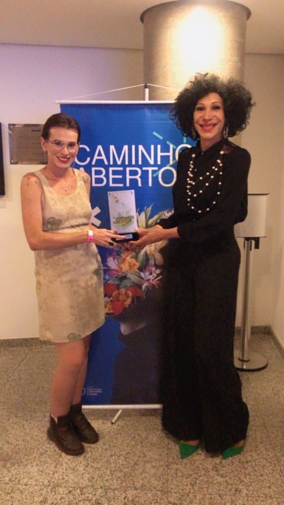 Ingrid Oliveira e Marcia Daylin: recebendo o elo de Direitos Humanos e Diversidade 2023. 