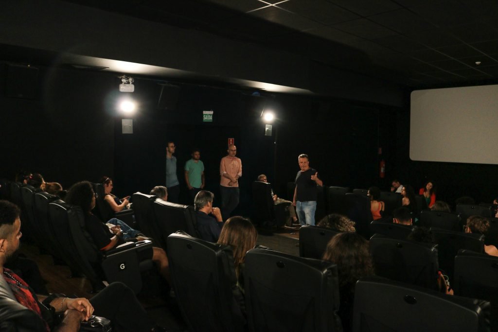 Fotografia colorida de aula no Cine Marquise do curso de extensão "Produção Cultural Contemporânea, Programação e Curadoria" com Fabio Maleronka