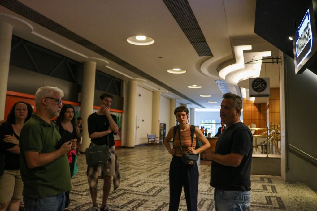 Fotografia colorida de aula no Cine Marquise do curso de extensão "Produção Cultural Contemporânea, Programação e Curadoria" com Fabio Maleronka