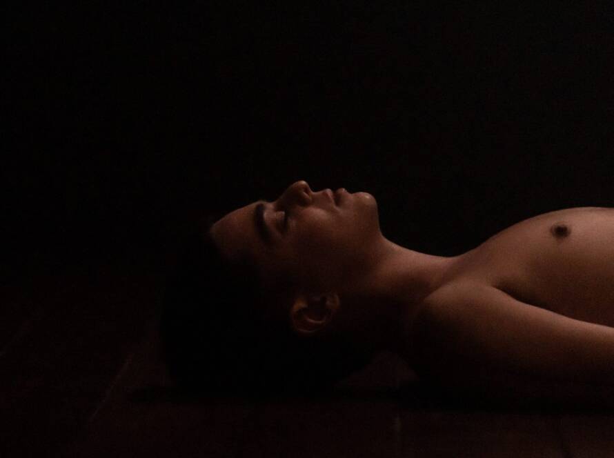 Idealizado por Flow Kountouriotis, o espetáculo de dança mostra o percurso poético traçado pelo corpo do bailarino em seu processo de transição hormonal. (Foto: Thaís Grechi)