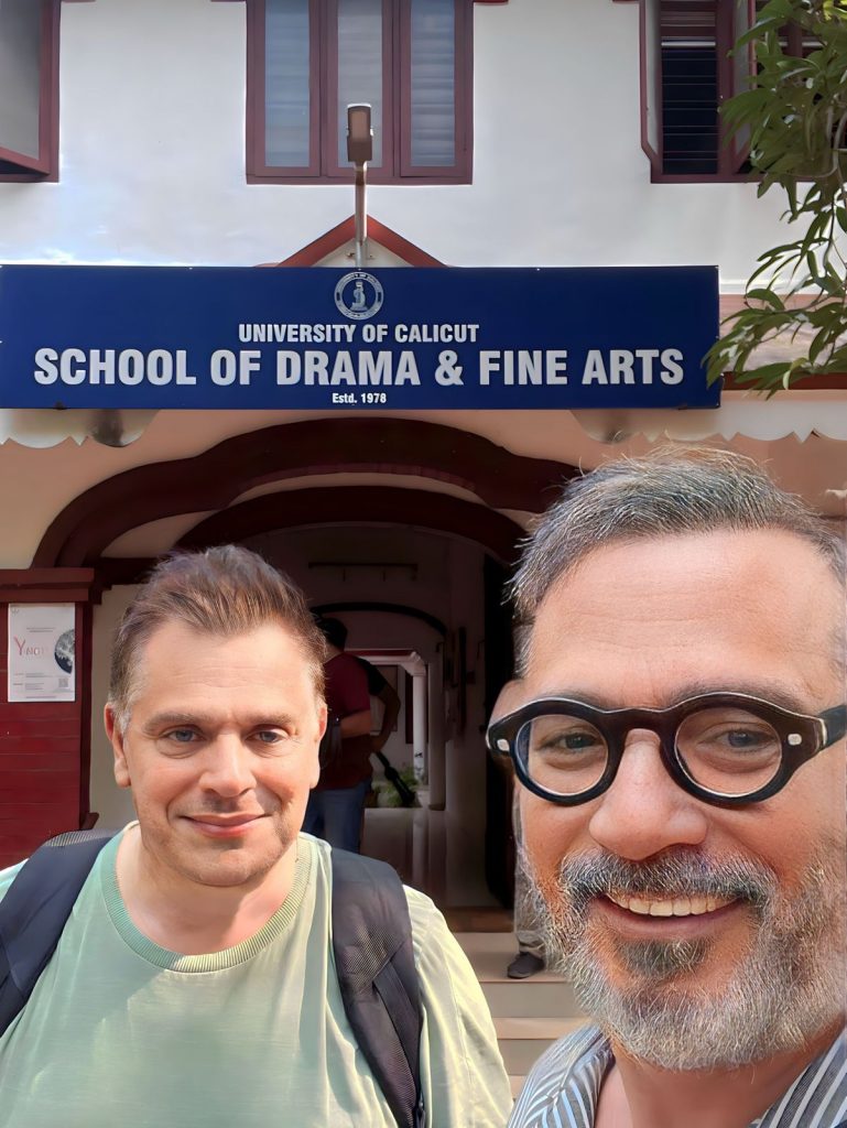 Rodolfo García Vázquez e Ivam Cabral na Índia: convite à SP Escola de Teatro para participar do International Festival of Theatre Schools.