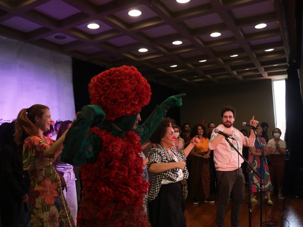Fotografia colorida de Chico Turbiani na cerimônia de abertura do semestre na SP Escola de Teatro, sede do Brás