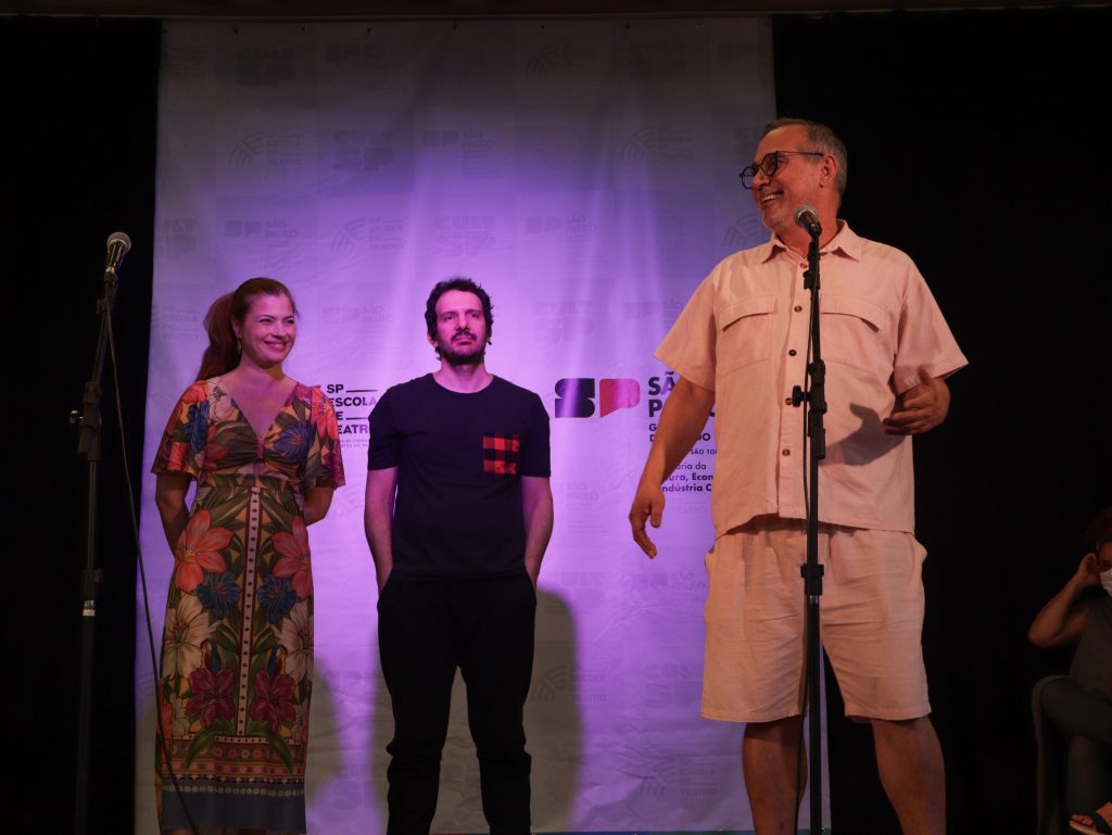 Fotografiacolorida de Ivam Cabral, Ellen Londero e Marcio Aquiles na cerimônia de abertura do semestre na SP Escola de Teatro, sede do Brás
