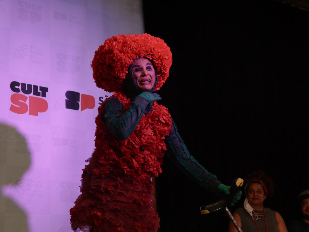 Fotografia colorida de Performance de Chico Vinicius na cerimônia de abertura do semestre na SP Escola de Teatro, sede do Brás