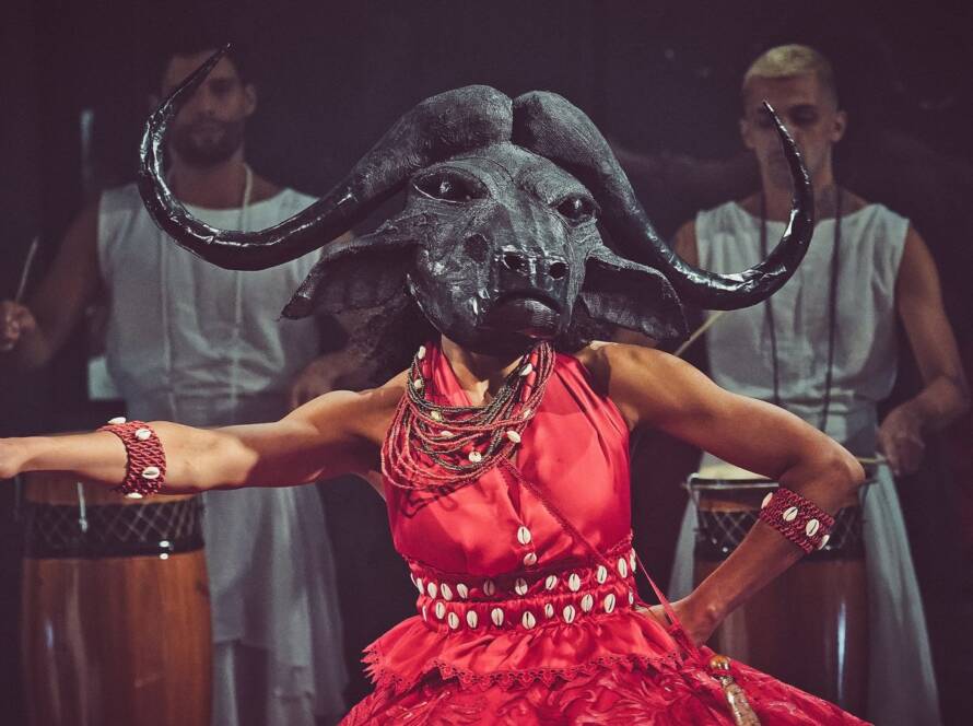 O premiado espetáculo CÁRCERE ou Porque as Mulheres Viram Búfalos, montagem da Companhia de Teatro Heliópolis, volta ao cartaz em curta temporada com ingressos gratuitos.