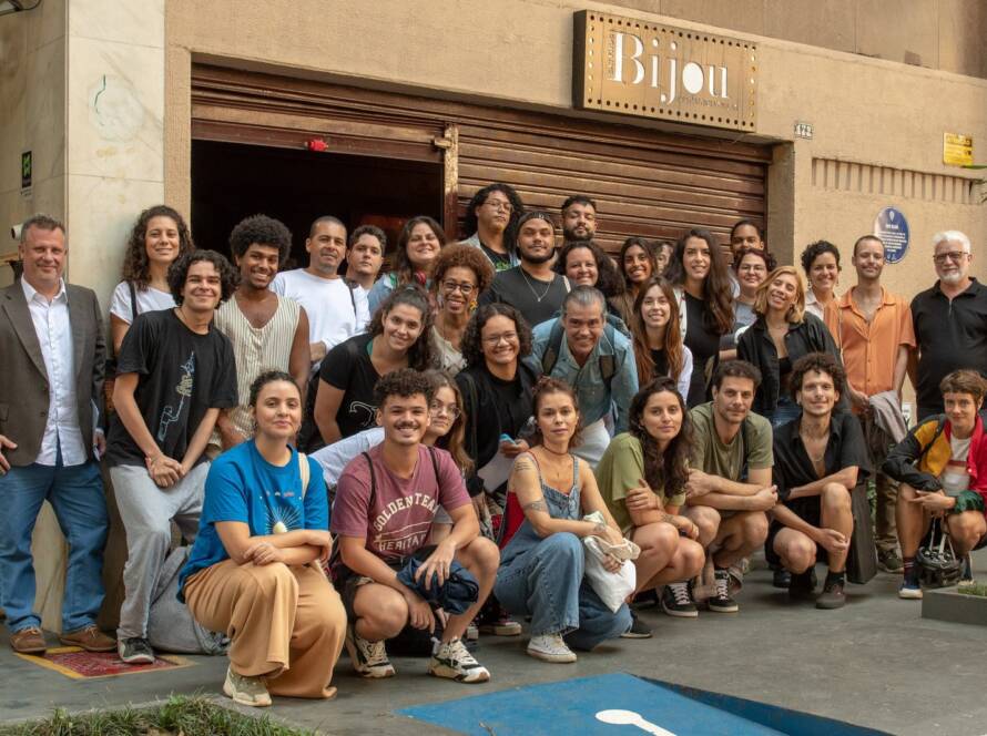 Fotografia colorida de aula no Cine Biju do curso de extensão "Produção Cultural Contemporânea, Programação e Curadoria" com Fabio Maleronka