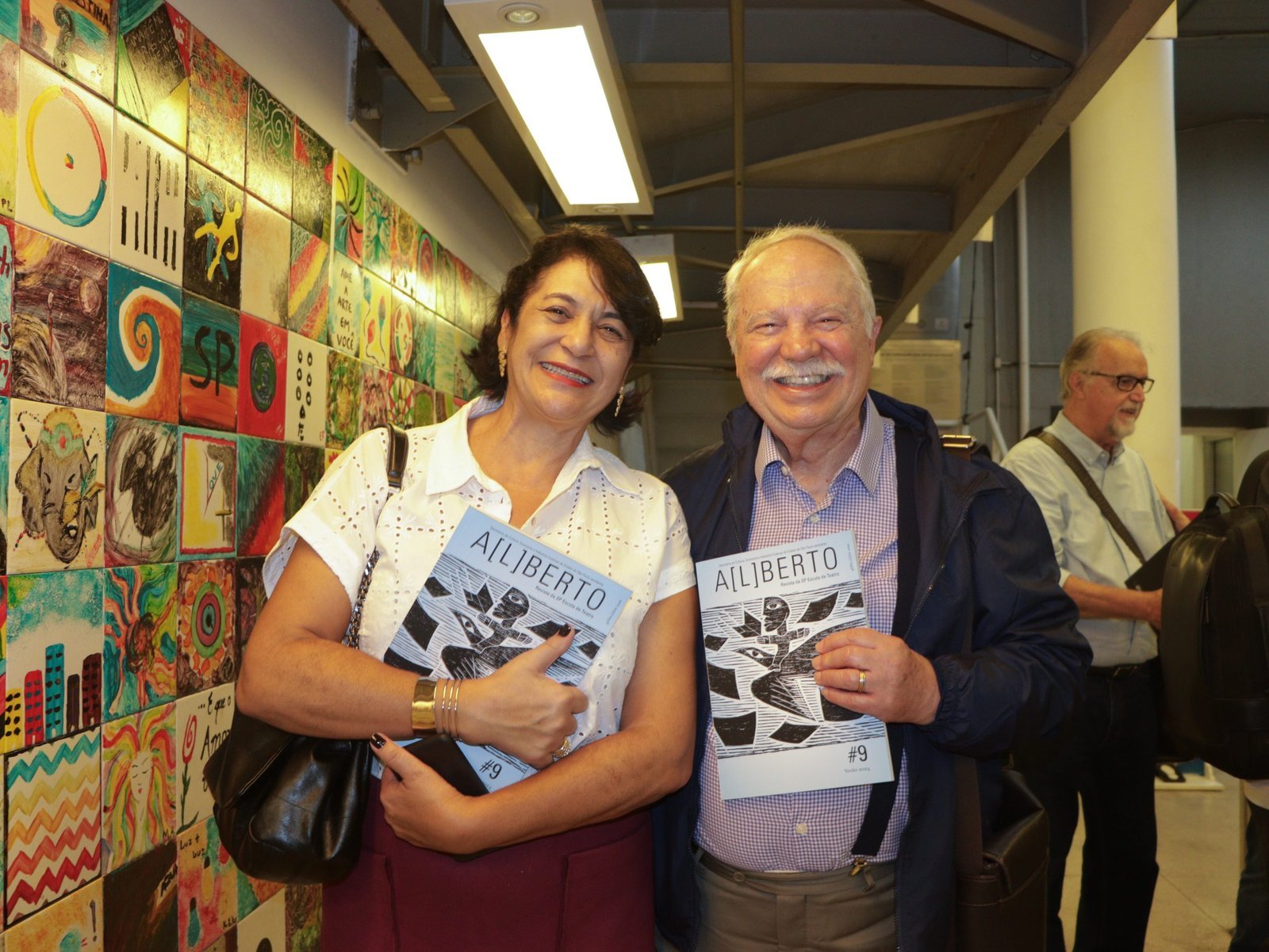 Fotografia colorida de Luiz Galina no lançamento da Revista A[L]BERTO #9 na Roosevelt