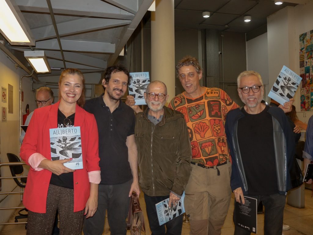 Fotografia colorida de Elen Londero, Raul Barretto, Marcio Aquiles, Celso Curi e Wesley Kawaai no lançamento da Revista A[L]BERTO #9 na Roosevelt