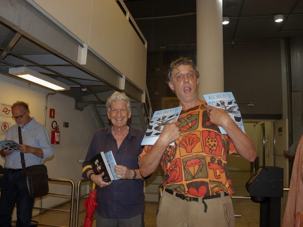 Fotografia colorida de Raul Barretto e José Henrique Fabre Tolim no lançamento da Revista A[L]BERTO #9 na Roosevelt