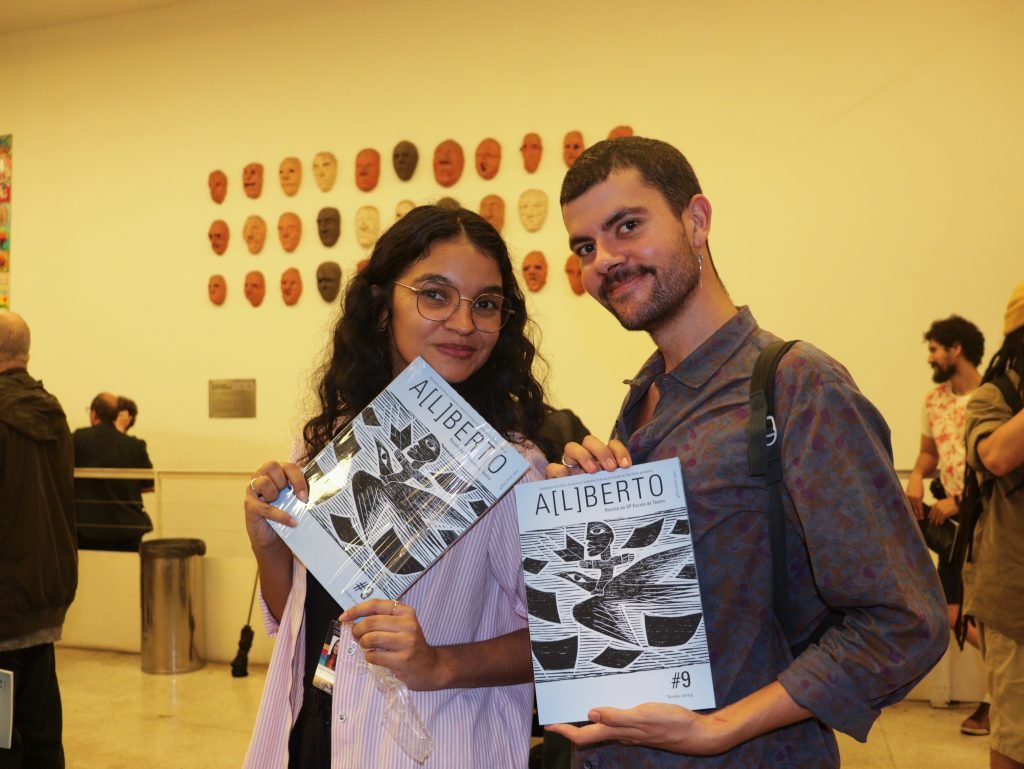 Fotografia colorida de Andressa Pereira Dias Chaves e David Godoi no lançamento da Revista A[L]BERTO #9 na Roosevelt