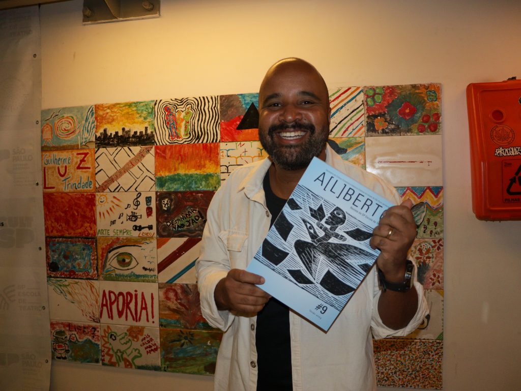 Fotografia colorida de Miguel Arcanjo no lançamento da Revista A[L]BERTO #9 na Roosevelt