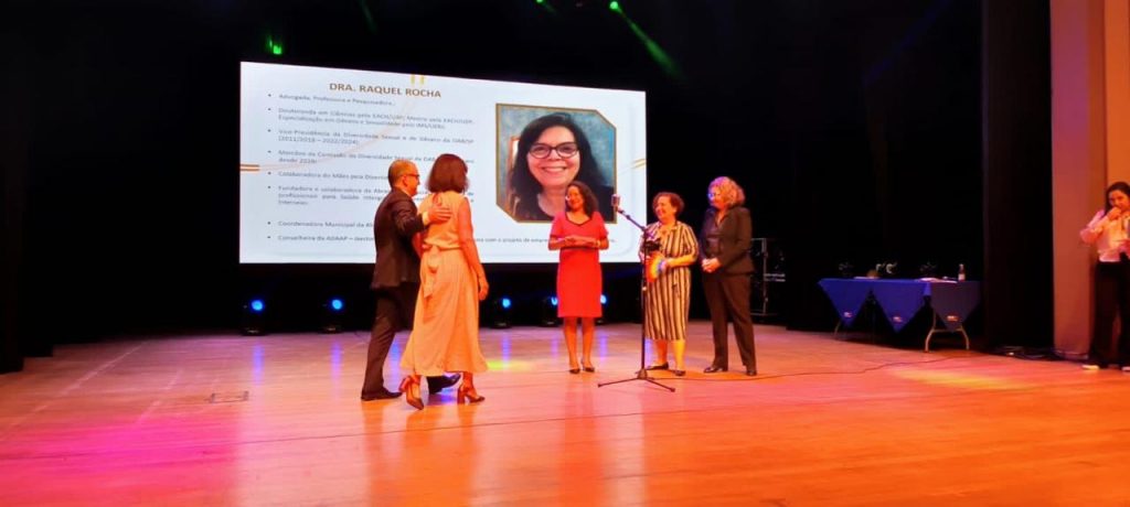 Rachel Rocha recebe o Prêmio Destaques OAB Santo Amaro em janeiro de 2024. 