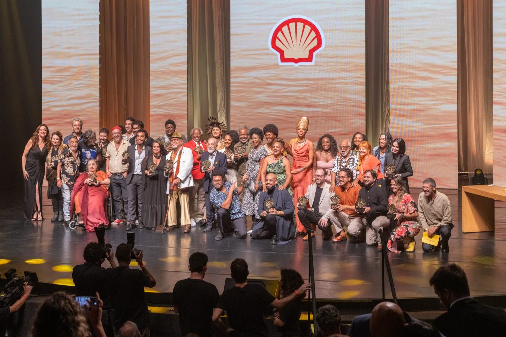 Vencedores do Prêmio Shell 2024 no palco. | Foto por @AndreStefano