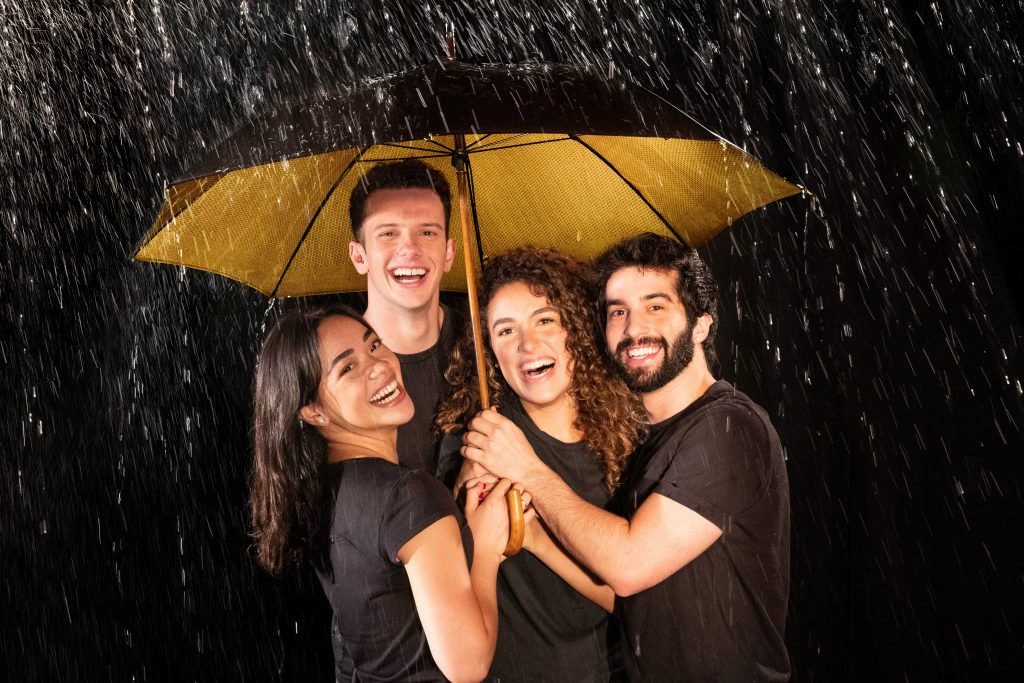 Elenco de "Cantando na Chuva", com nova montagem em São Paulo.