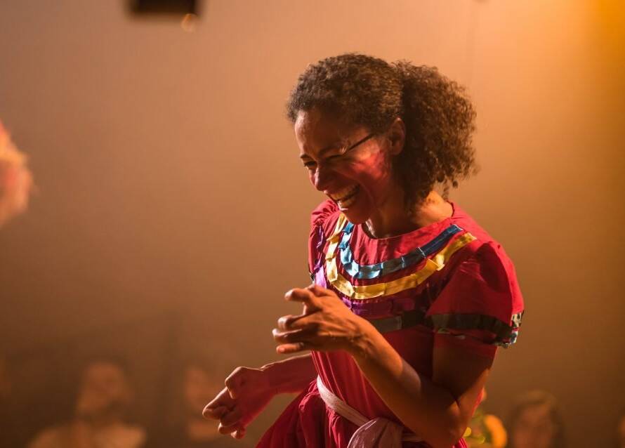 “Cícera” é a história de uma mulher, mas é o retrato da vida de centenas de mulheres retirantes que deixam suas raízes na busca de igualdade social.. Foto: Valéria Felix