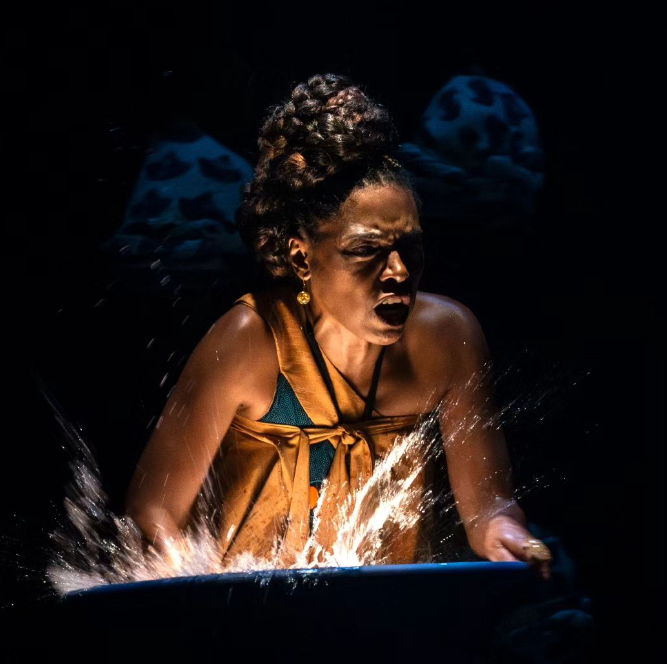 "Mãe de Santo" traz a vivência de diversas mulheres negras como chefes de suas comunidades. Foto: Dalton Valerio