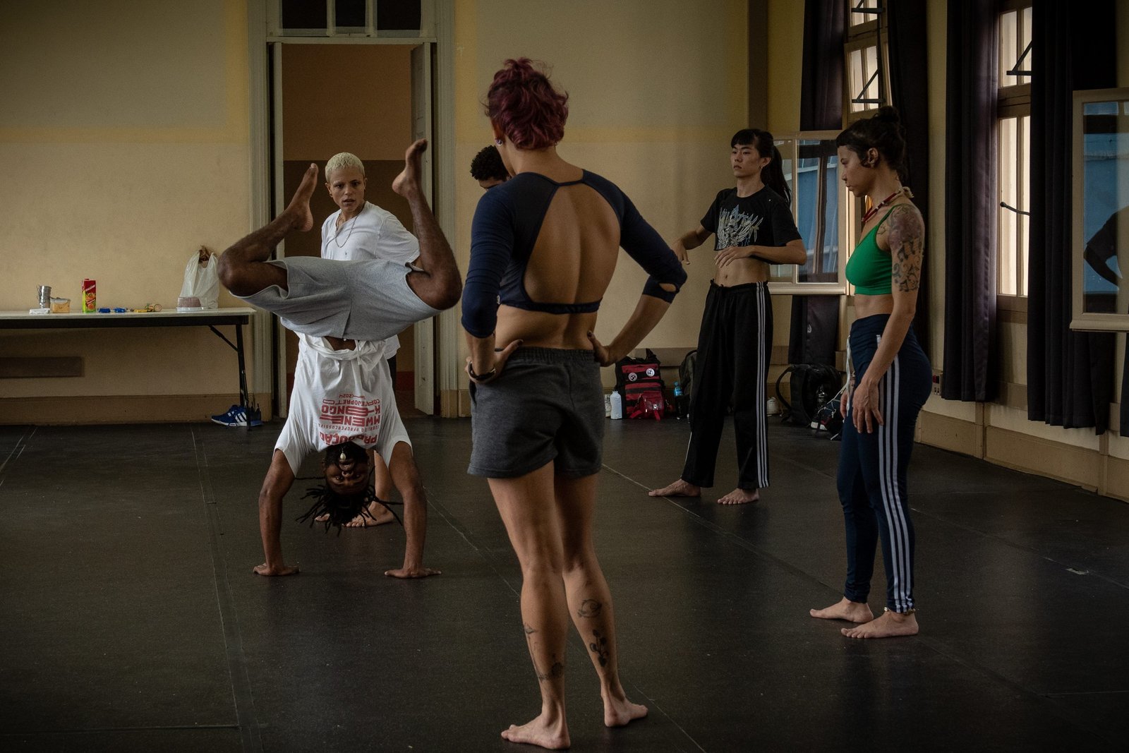 Aula do curso “Do circo à capoeira: um fazer brasileiro”, com Rafael Oliveira, na unidade Brás da SP Escola de Teatro. | Foto: Rodrigo Reis