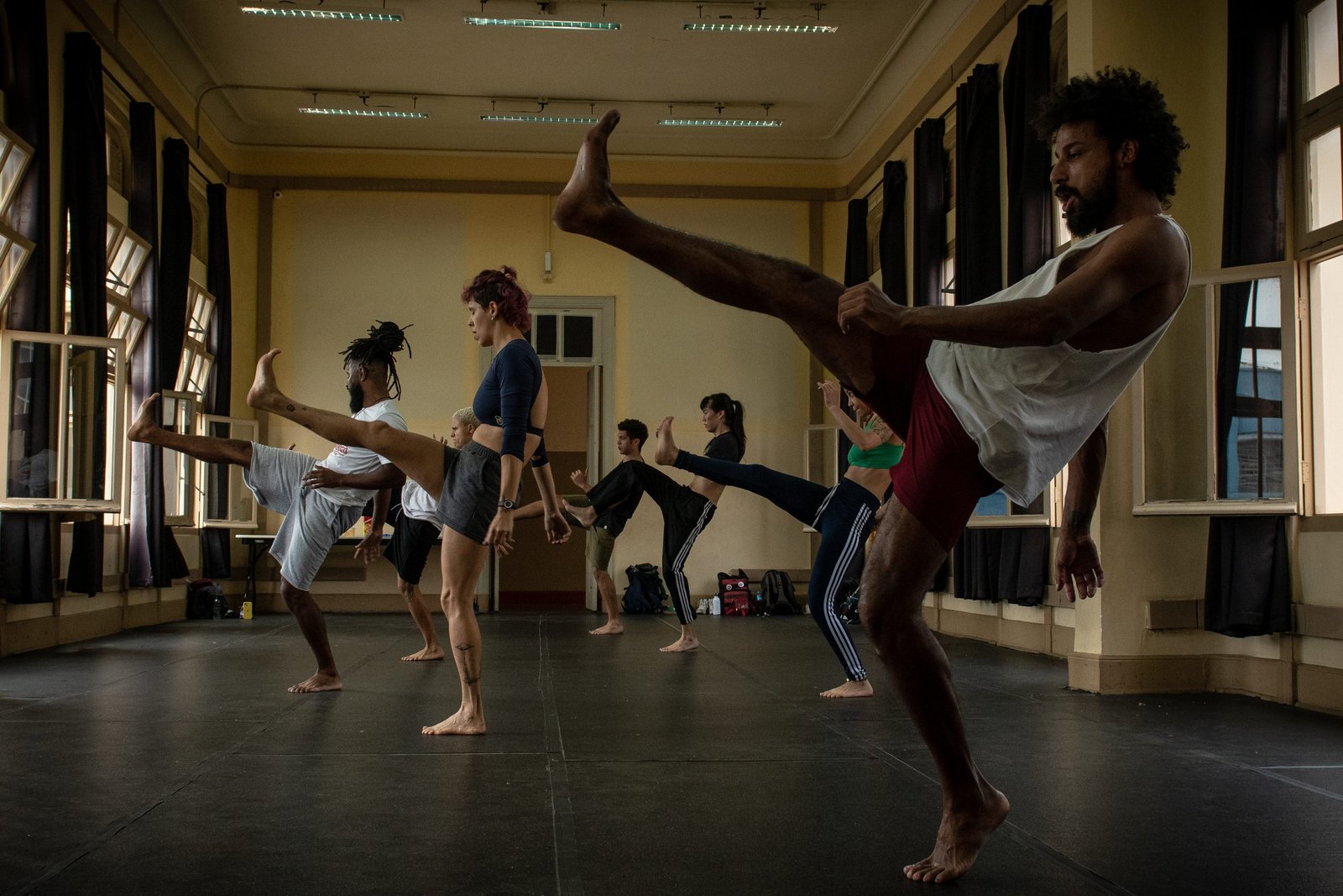 Aula do curso “Do circo à capoeira: um fazer brasileiro”, com Rafael Oliveira, na unidade Brás da SP Escola de Teatro. | Foto: Rodrigo Reis