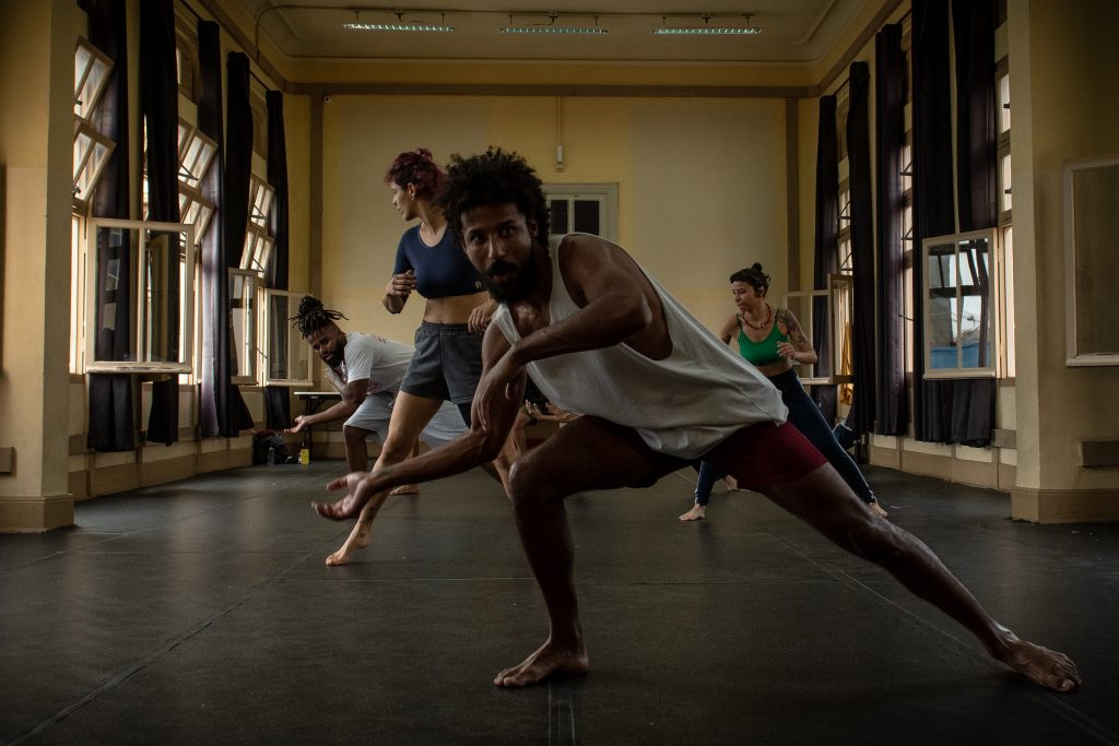 Aula do curso “Do circo à capoeira: um fazer brasileiro”, com Rafael Oliveira, na unidade Brás da SP Escola de Teatro. | Foto: Rodrigo Reis