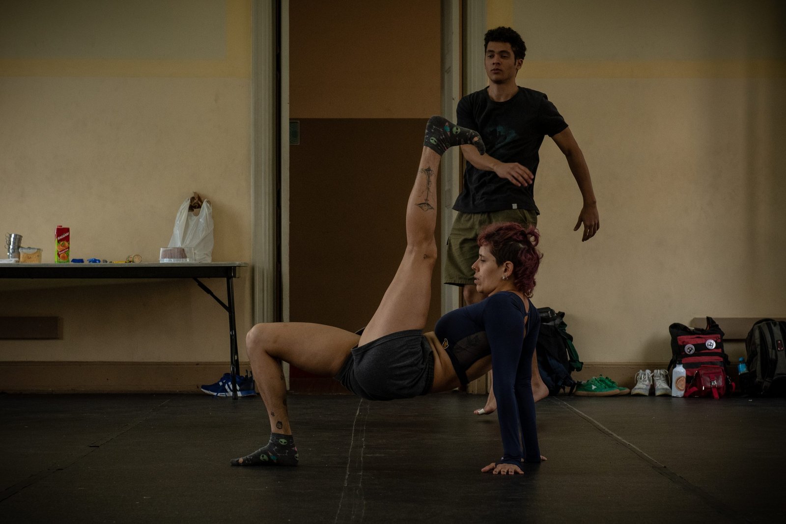 Aula do curso “Do circo à capoeira: um fazer brasileiro”, com Rafael Oliveira, na unidade Brás da SP Escola de Teatro. | Foto: Rodrigo Reis