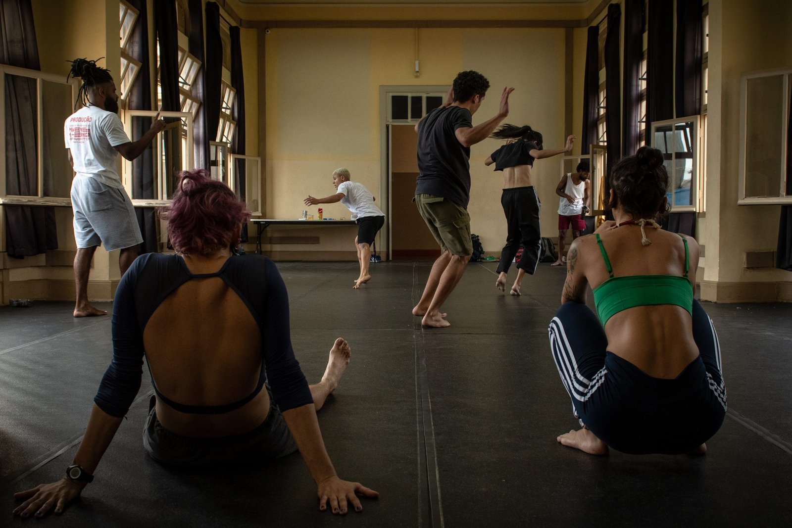 Aula do curso “Do circo à capoeira: um fazer brasileiro”, com Rafael Oliveira, na unidade Brás da SP Escola de Teatro. | Foto: Rodrigo Reis