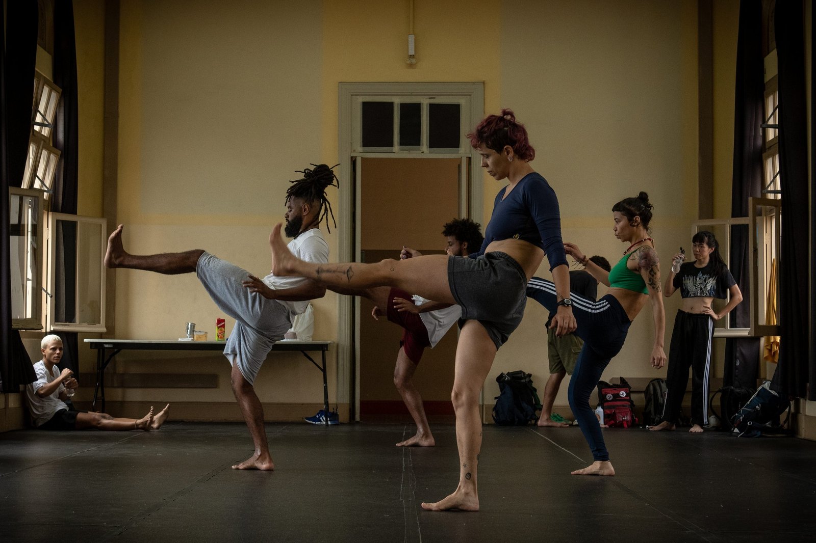 Aula do curso “Do circo à capoeira: um fazer brasileiro”, com Rafael Oliveira, na unidade Brás da SP Escola de Teatro. | Foto: Rodrigo Reis