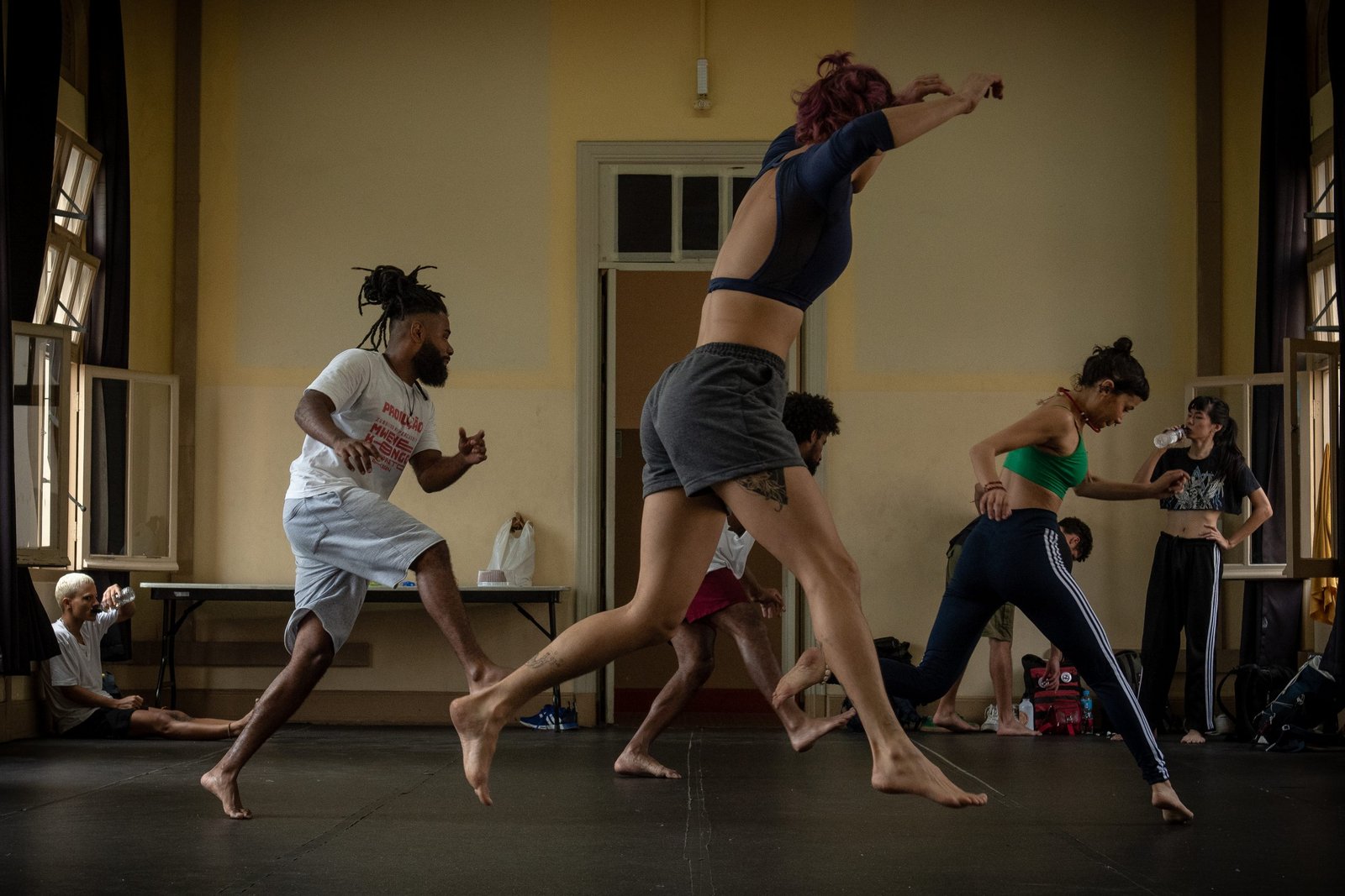 Aula do curso “Do circo à capoeira: um fazer brasileiro”, com Rafael Oliveira, na unidade Brás da SP Escola de Teatro. | Foto: Rodrigo Reis