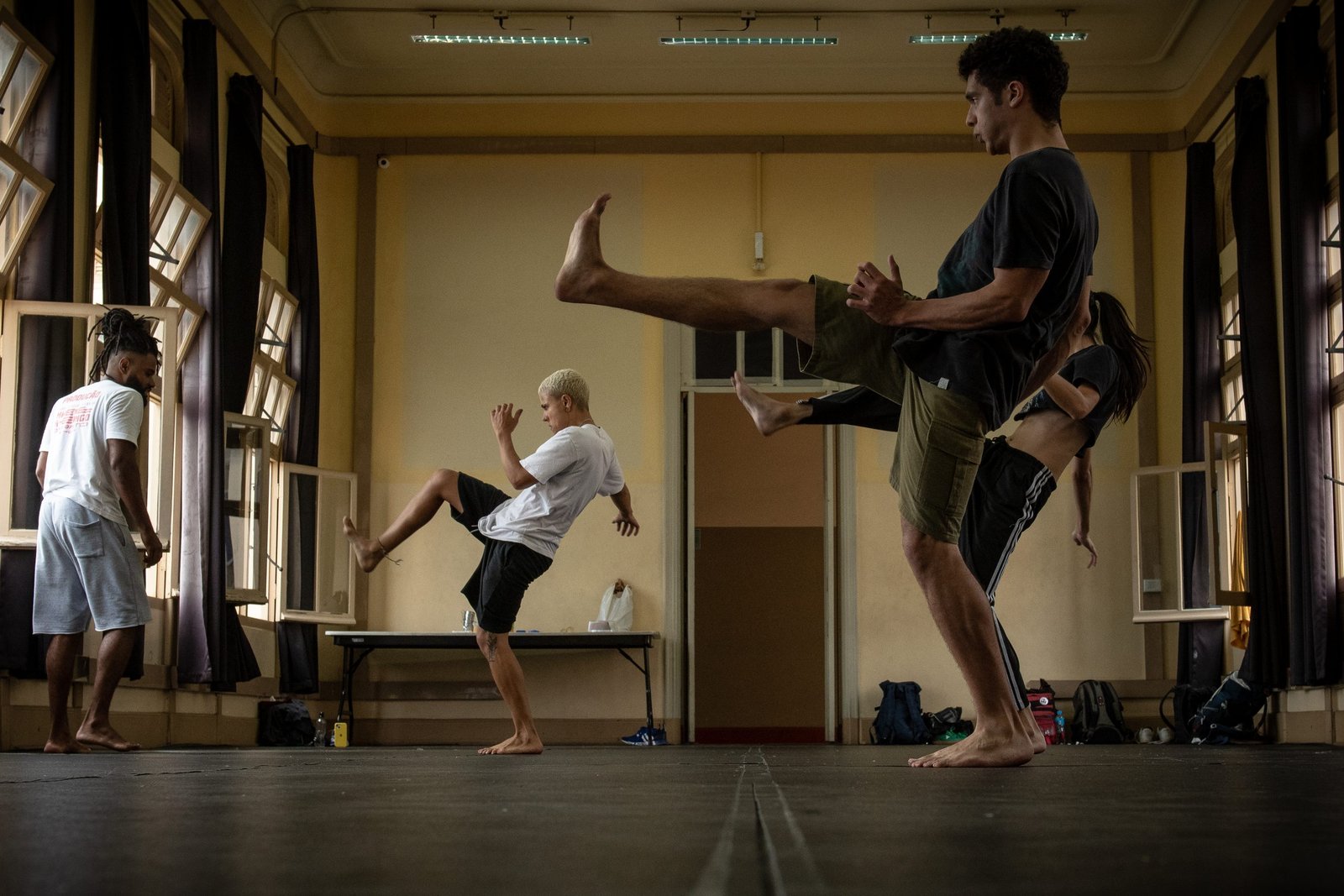 Aula do curso “Do circo à capoeira: um fazer brasileiro”, com Rafael Oliveira, na unidade Brás da SP Escola de Teatro. | Foto: Rodrigo Reis