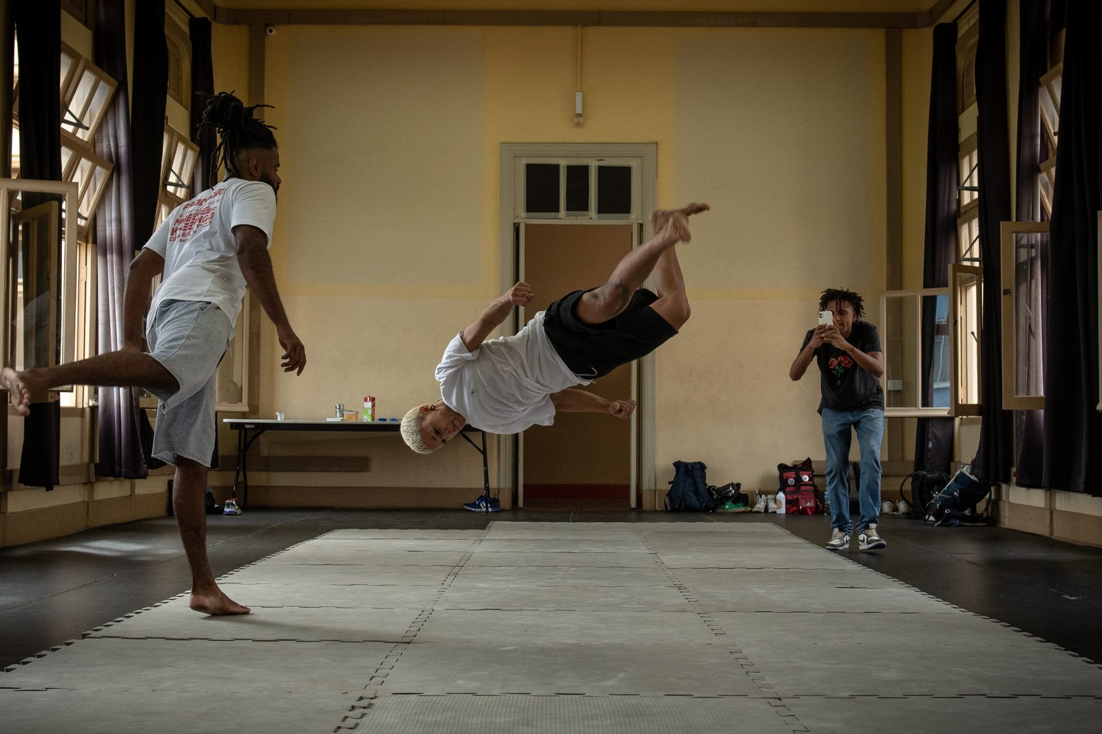 Aula do curso “Do circo à capoeira: um fazer brasileiro”, com Rafael Oliveira, na unidade Brás da SP Escola de Teatro. | Foto: Rodrigo Reis