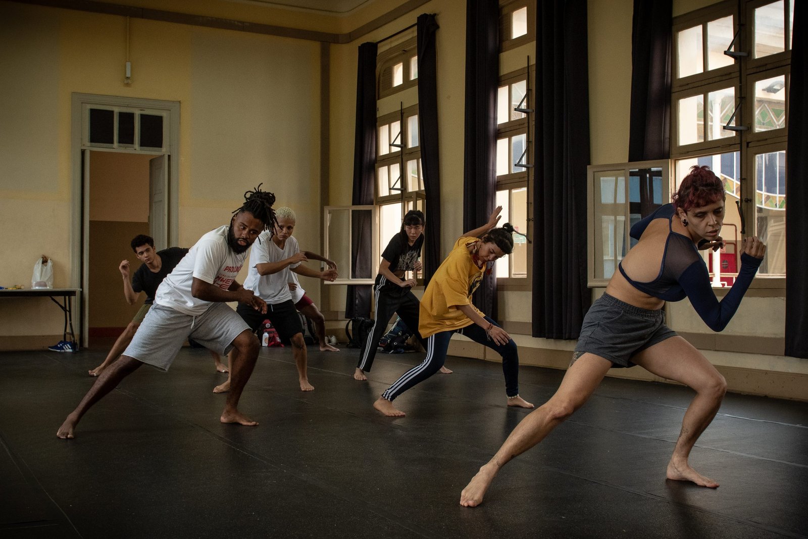 Aula do curso “Do circo à capoeira: um fazer brasileiro”, com Rafael Oliveira, na unidade Brás da SP Escola de Teatro. | Foto: Rodrigo Reis