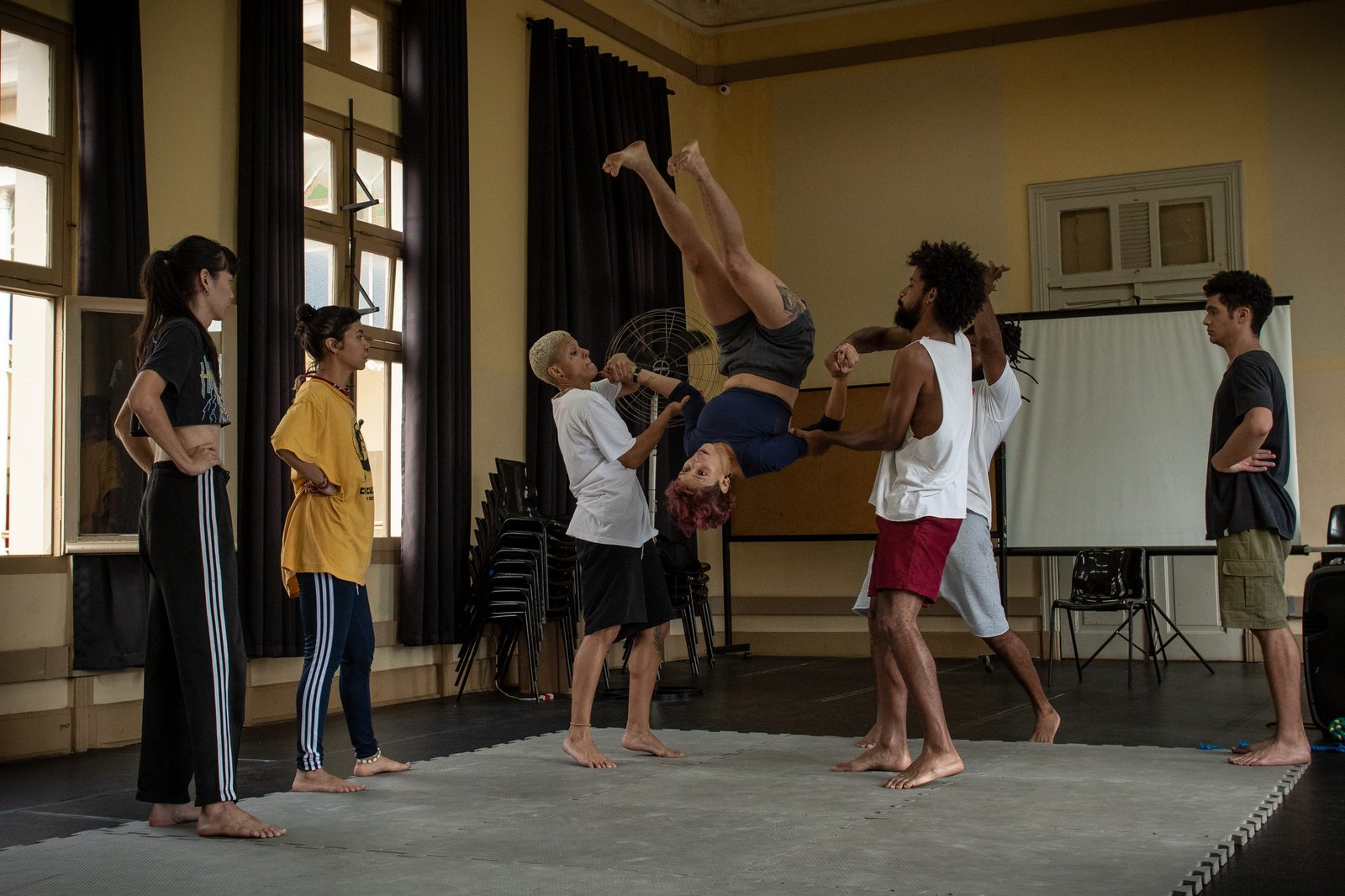 Aula do curso “Do circo à capoeira: um fazer brasileiro”, com Rafael Oliveira, na unidade Brás da SP Escola de Teatro. | Foto: Rodrigo Reis