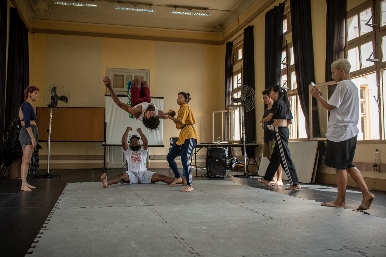 Aula do curso “Do circo à capoeira: um fazer brasileiro”, com Rafael Oliveira, na unidade Brás da SP Escola de Teatro. | Foto: Rodrigo Reis