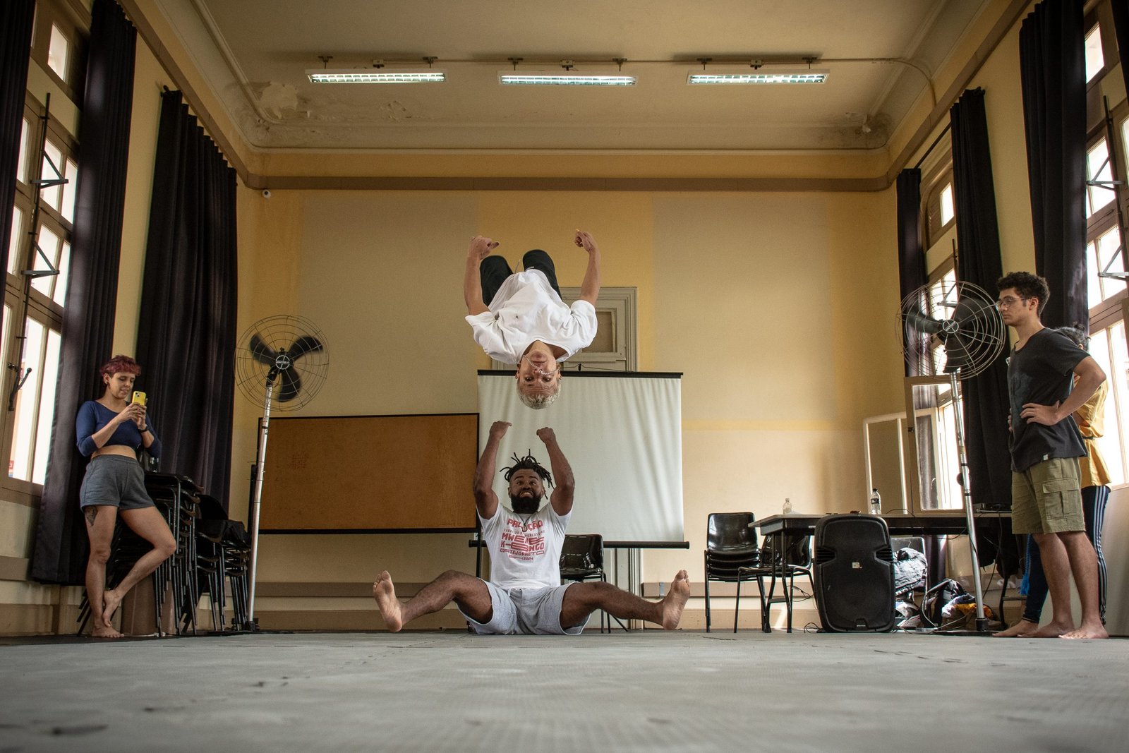 Aula do curso “Do circo à capoeira: um fazer brasileiro”, com Rafael Oliveira, na unidade Brás da SP Escola de Teatro. | Foto: Rodrigo Reis