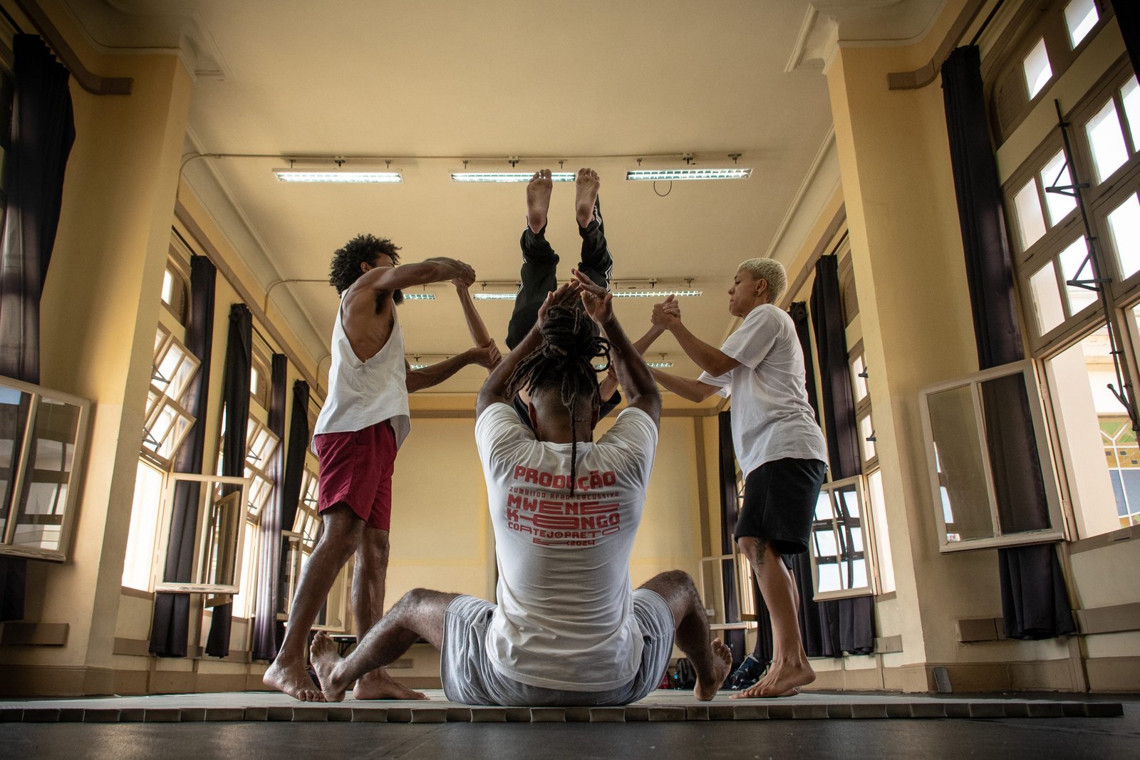 Aula do curso “Do circo à capoeira: um fazer brasileiro”, com Rafael Oliveira, na unidade Brás da SP Escola de Teatro. | Foto: Rodrigo Reis