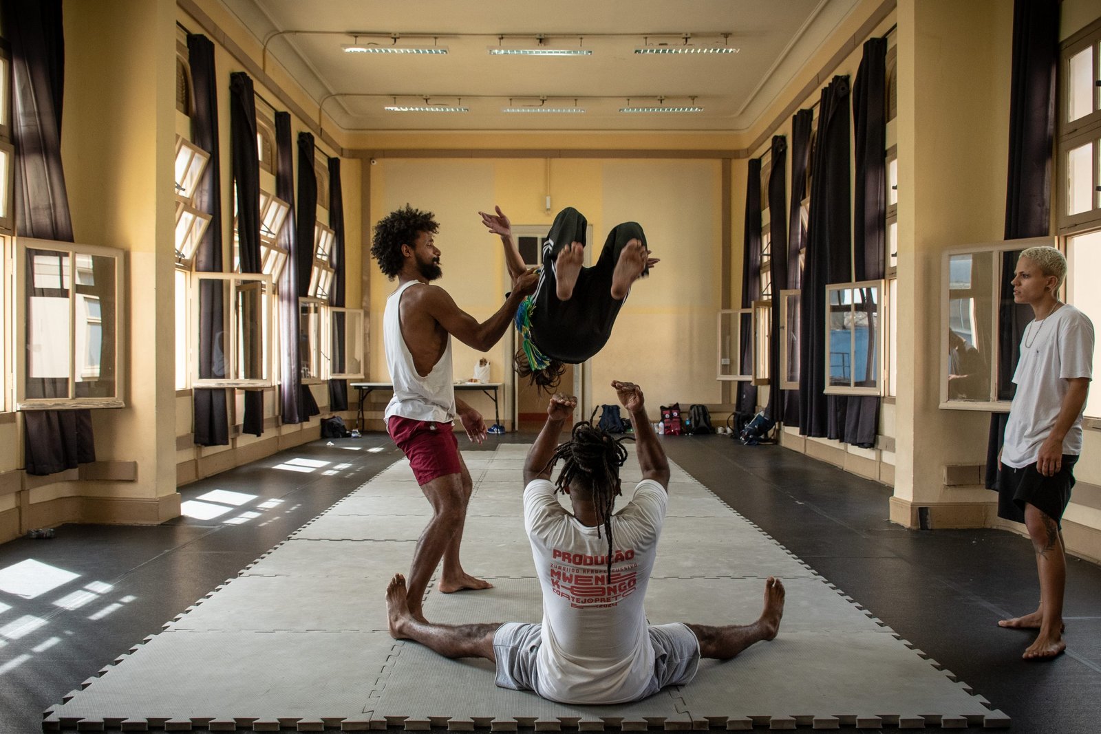 Aula do curso “Do circo à capoeira: um fazer brasileiro”, com Rafael Oliveira, na unidade Brás da SP Escola de Teatro. | Foto: Rodrigo Reis