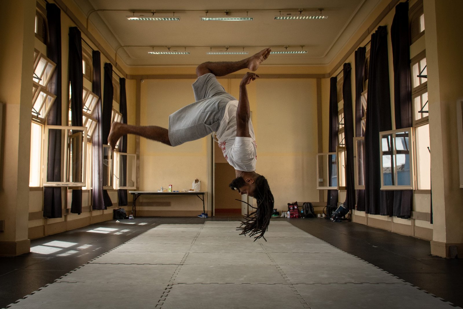 Aula do curso “Do circo à capoeira: um fazer brasileiro”, com Rafael Oliveira, na unidade Brás da SP Escola de Teatro. | Foto: Rodrigo Reis