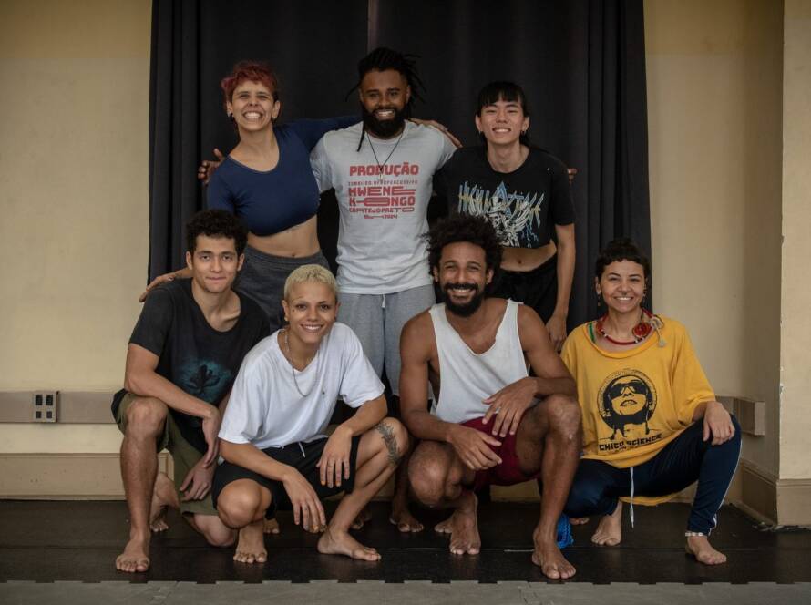Aula do curso “Do circo à capoeira: um fazer brasileiro”, com Rafael Oliveira, na unidade Brás da SP Escola de Teatro. | Foto: Rodrigo Reis