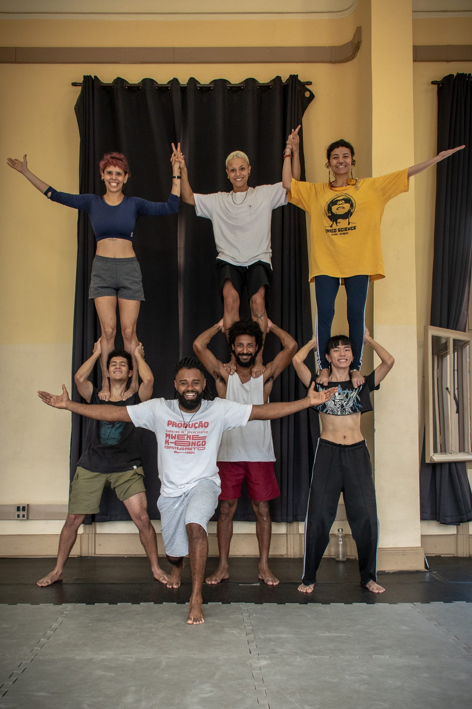 Aula do curso “Do circo à capoeira: um fazer brasileiro”, com Rafael Oliveira, na unidade Brás da SP Escola de Teatro. | Foto: Rodrigo Reis
