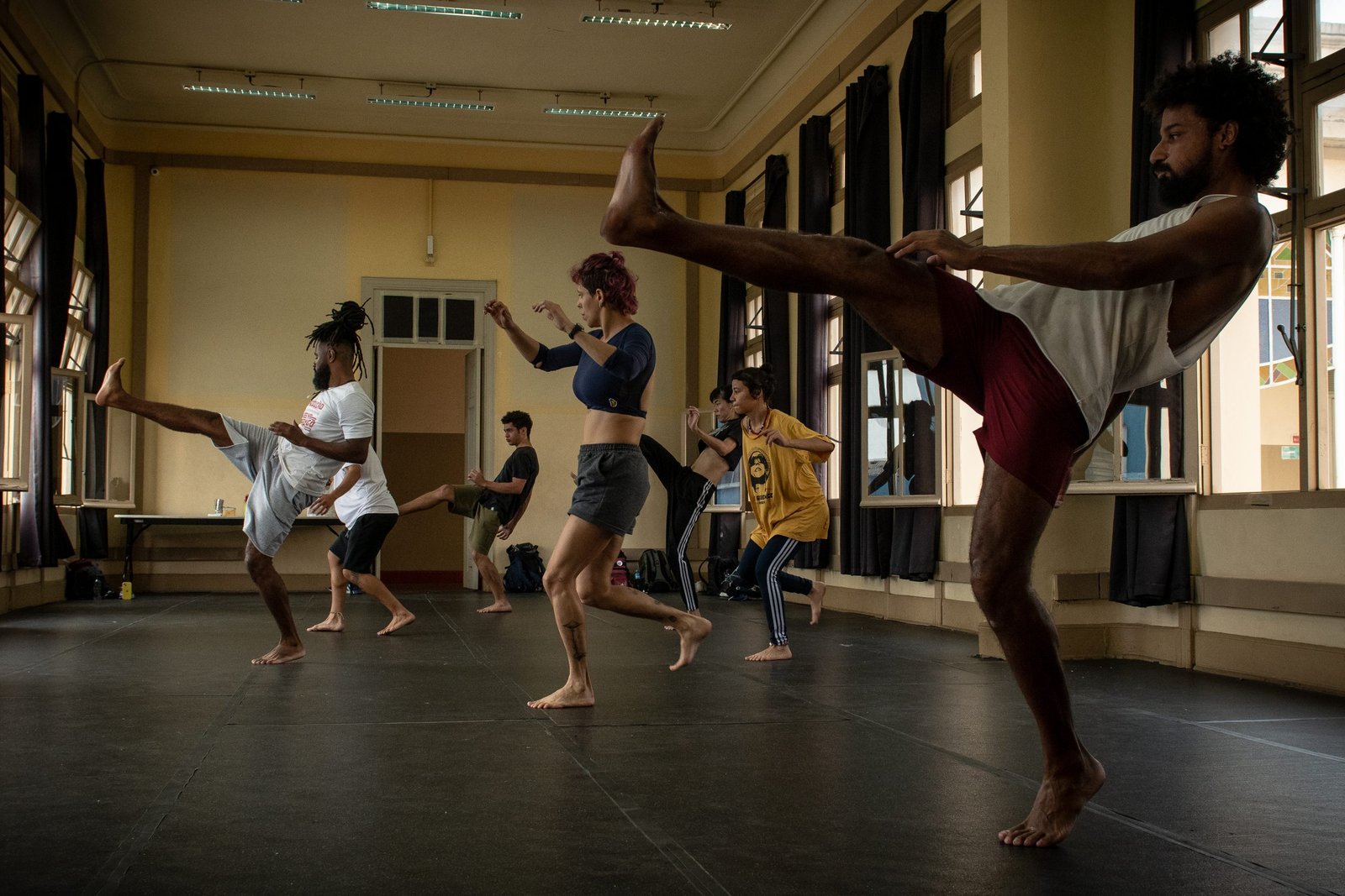 Aula do curso “Do circo à capoeira: um fazer brasileiro”, com Rafael Oliveira, na unidade Brás da SP Escola de Teatro. | Foto: Rodrigo Reis