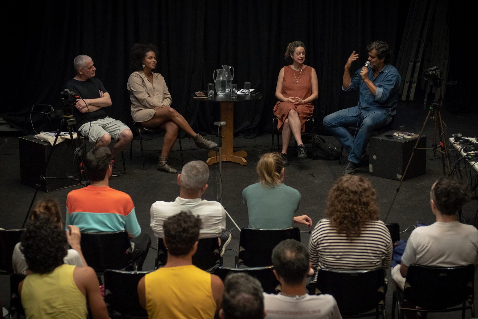 Mesa “Marcas da História Pessoal nas Produções do Artista”, na SP Escola de Teatro. (6/4/2024). | Foto: Rodrigo Reis