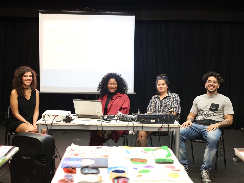 Roda de conversa sobre as oficinas realizadas na Fundação Casa Chiquinha Gonzaga, na SP Escola de Teatro, no dia 12 de abril. (Foto: Ethieny Karen)