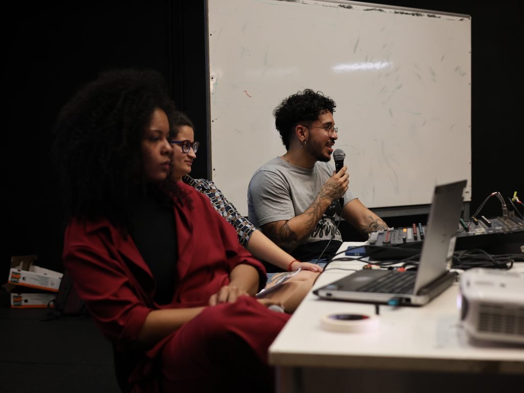 Roda de conversa sobre as oficinas realizadas na Fundação Casa Chiquinha Gonzaga, na SP Escola de Teatro, no dia 12 de abril. (Foto: Ethieny Karen)