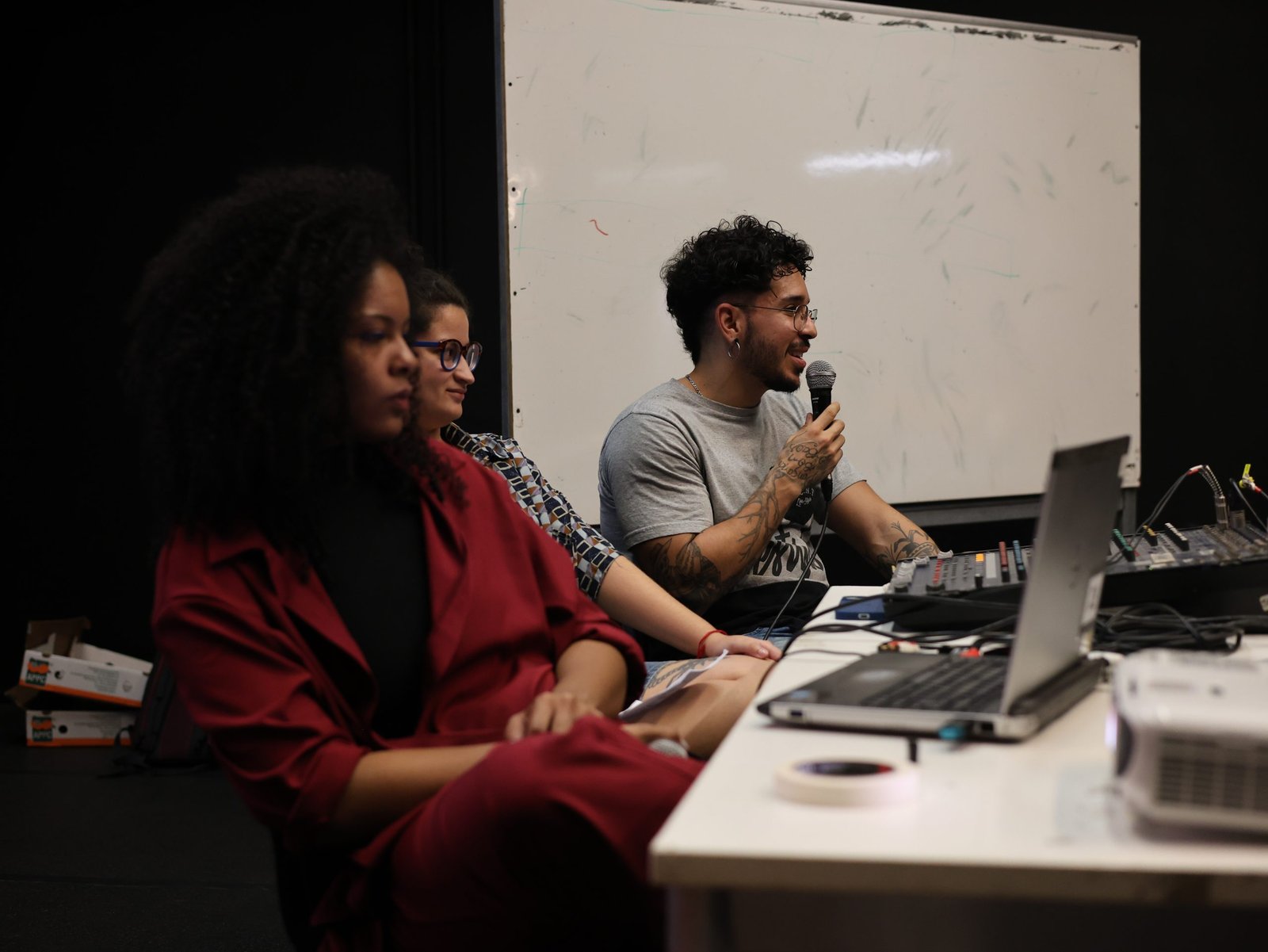 Roda de conversa sobre as oficinas realizadas na Fundação Casa Chiquinha Gonzaga, na SP Escola de Teatro, no dia 12 de abril. (Foto: Ethieny Karen)