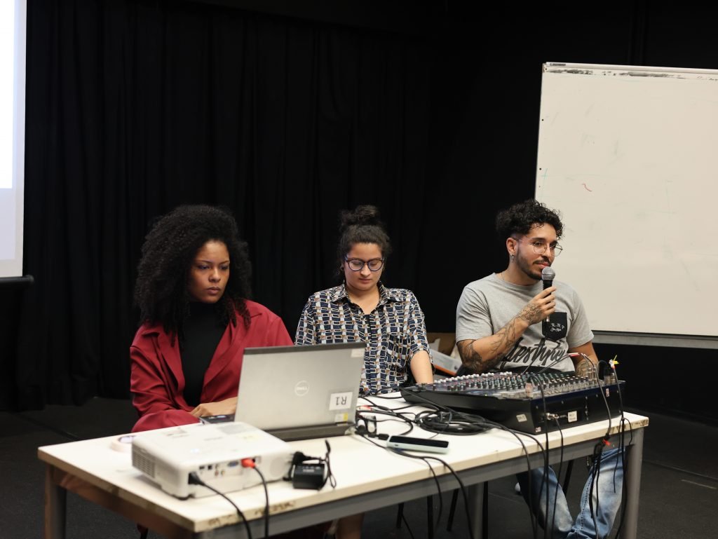 Roda de conversa sobre as oficinas realizadas na Fundação Casa Chiquinha Gonzaga, na SP Escola de Teatro, no dia 12 de abril. (Foto: Ethieny Karen)