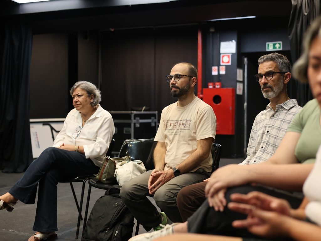 Roda de conversa sobre as oficinas realizadas na Fundação Casa Chiquinha Gonzaga, na SP Escola de Teatro, no dia 12 de abril. (Foto: Ethieny Karen)