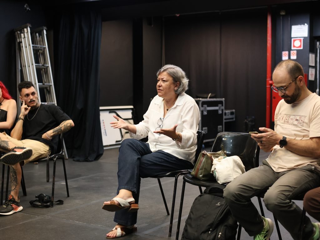 Roda de conversa sobre as oficinas realizadas na Fundação Casa Chiquinha Gonzaga, na SP Escola de Teatro, no dia 12 de abril. (Foto: Ethieny Karen)