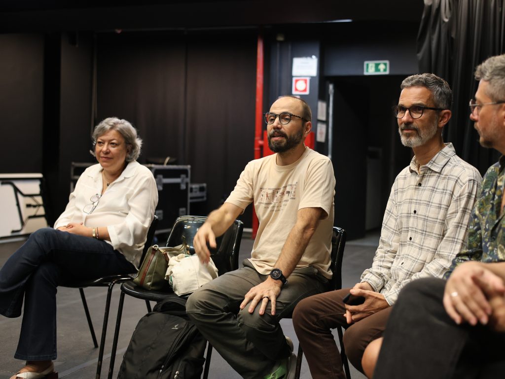 Roda de conversa sobre as oficinas realizadas na Fundação Casa Chiquinha Gonzaga, na SP Escola de Teatro, no dia 12 de abril. (Foto: Ethieny Karen)