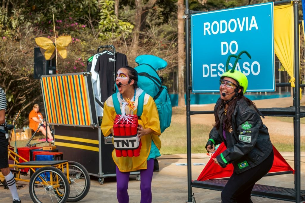 Espetáculo infantil “Nina e a cidade que perdeu o vento” retrata com sensibilidade a realidade dos entregadores de aplicativo. 